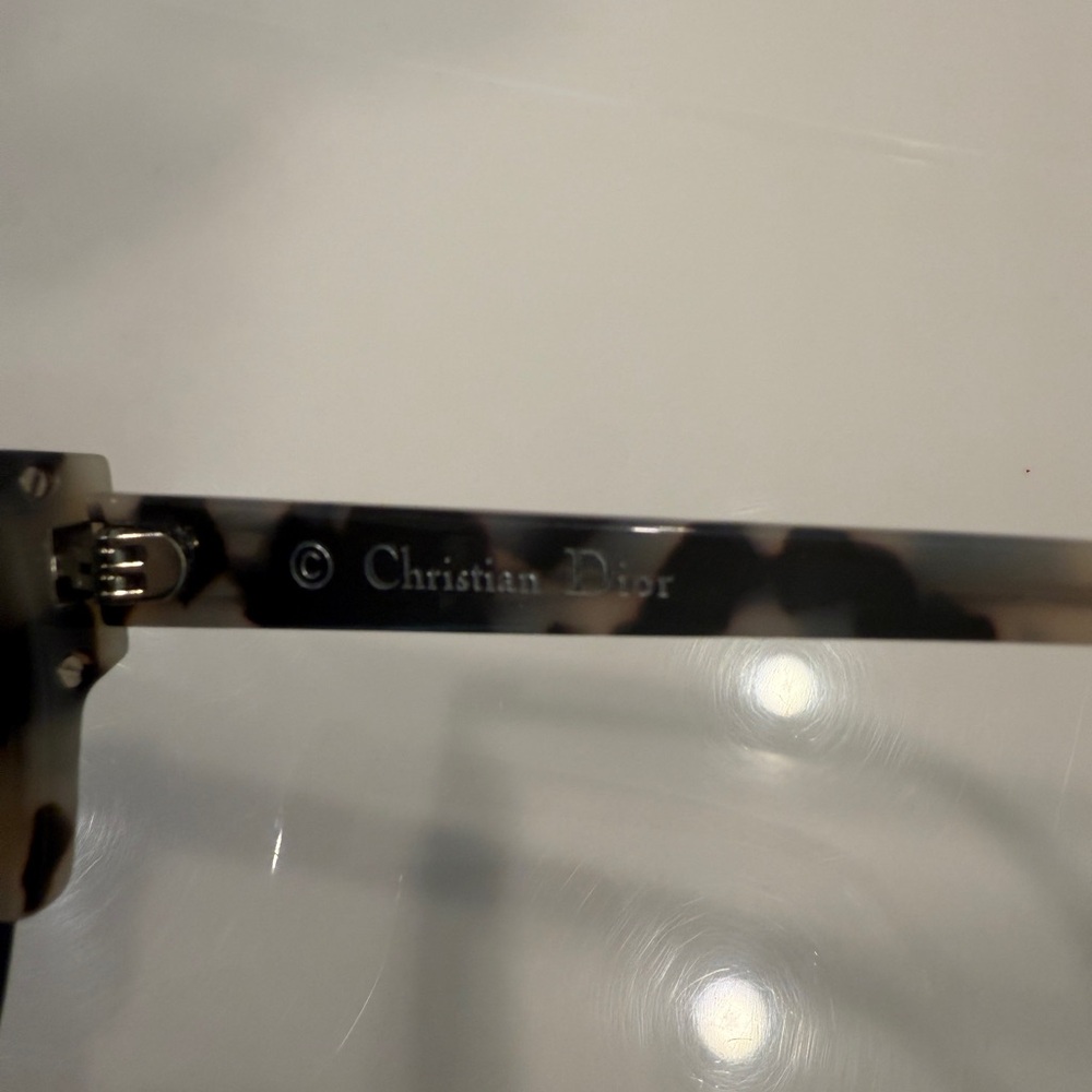 Dior Stylish Tortoise Shell Sunglasses - Picture 5 of 6